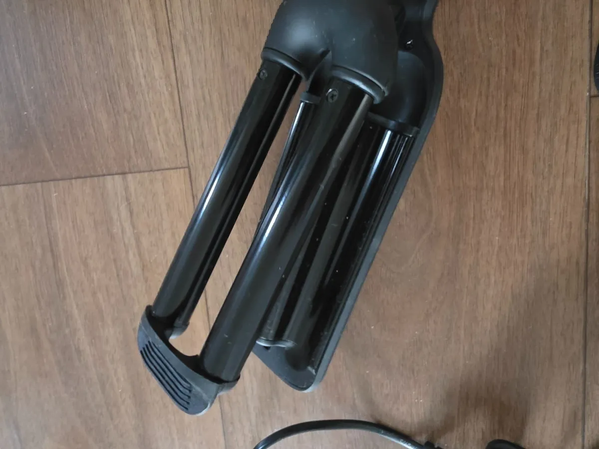 Cosmopolitan Black Plug-in Curling Iron - Image 2