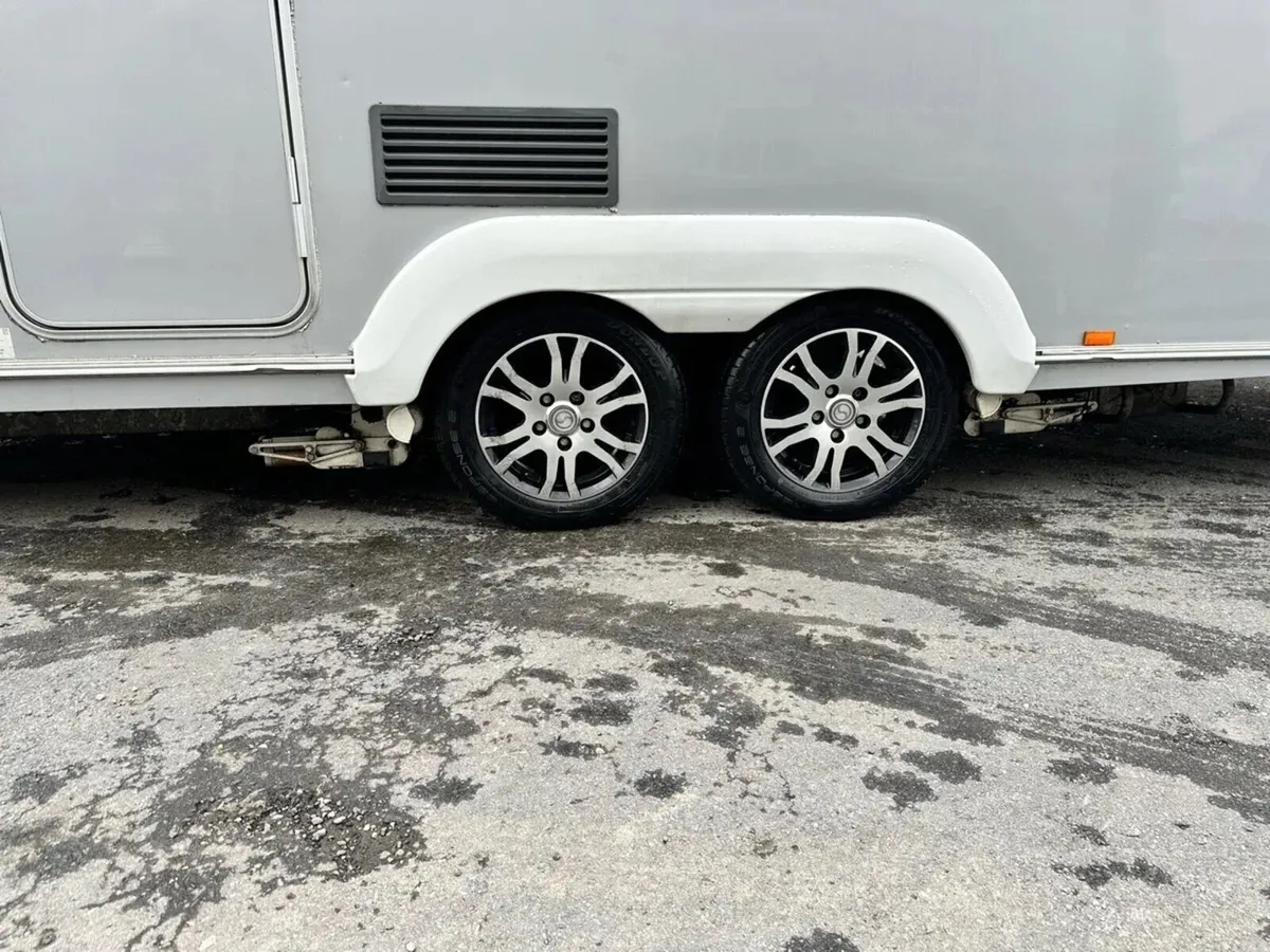 Sterling Elite 4 Berth Caravan - Image 4