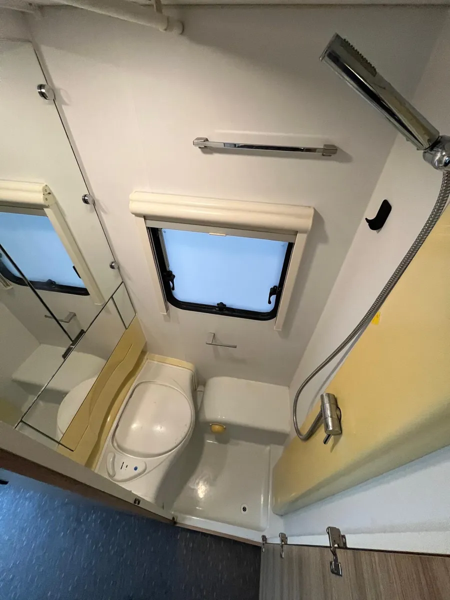 Adria  Fixed island bed - Image 4