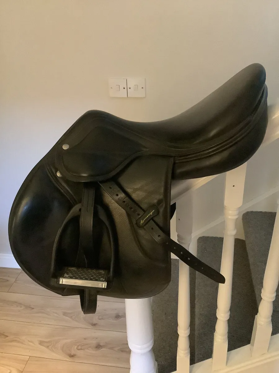 Amerigo jump saddle 17 inch narrow fit - Image 1