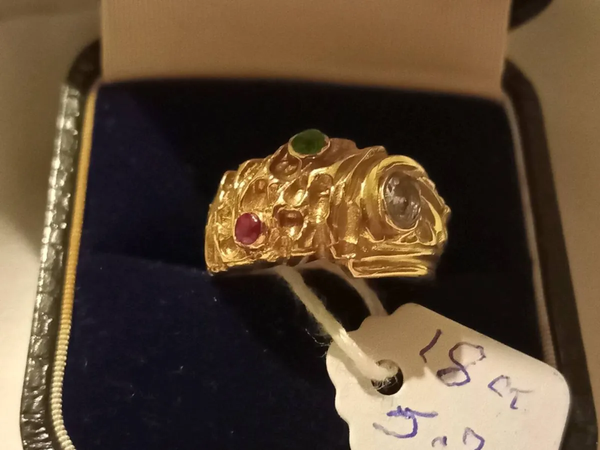 18 ct heavy gold  three stone ring - Image 2