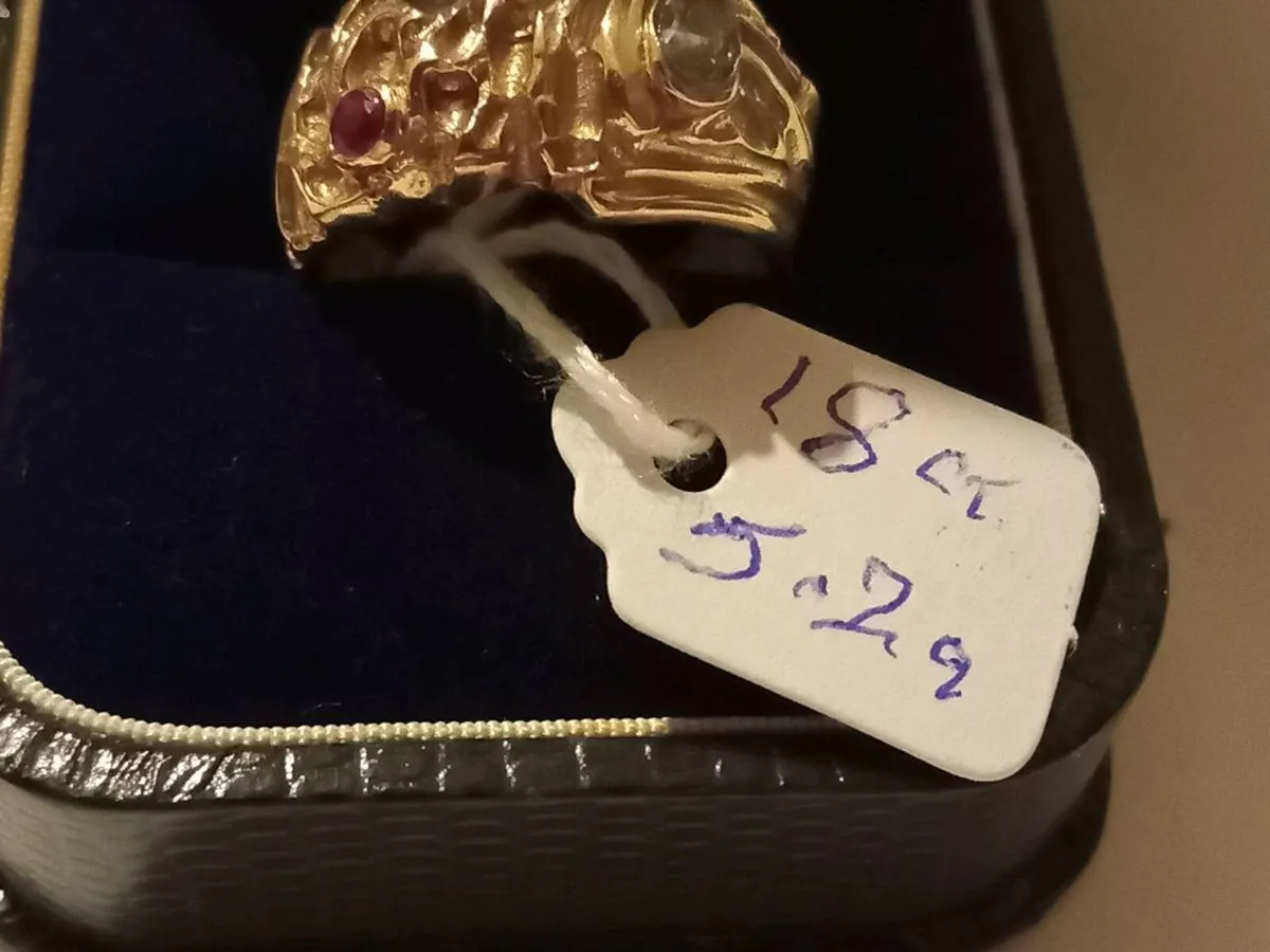 18 ct heavy gold  three stone ring - Image 1