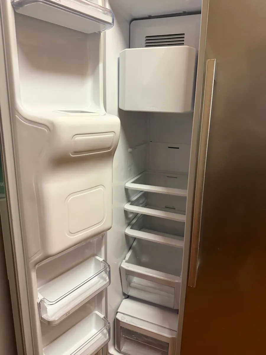 Samsung Series 6 American style fridge freezer - Image 3