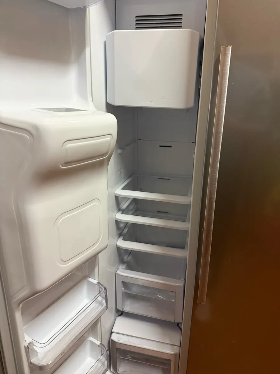 Samsung Series 6 American style fridge freezer - Image 4