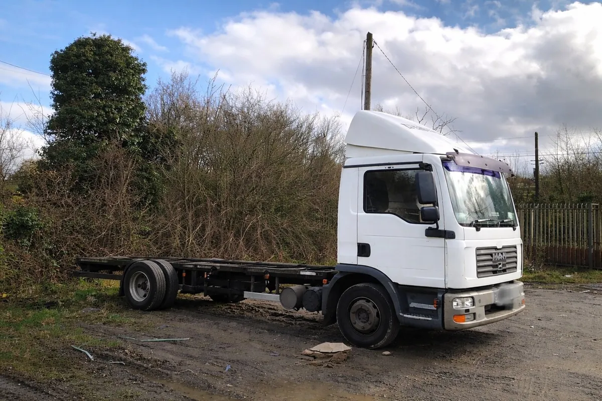 MAN TGL 8 180 7.5 TON CHASSIS CAB - Image 1