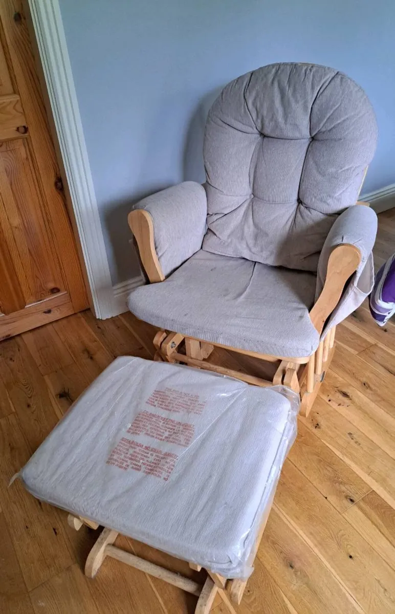 Gliding chair/nursery chair - Image 1