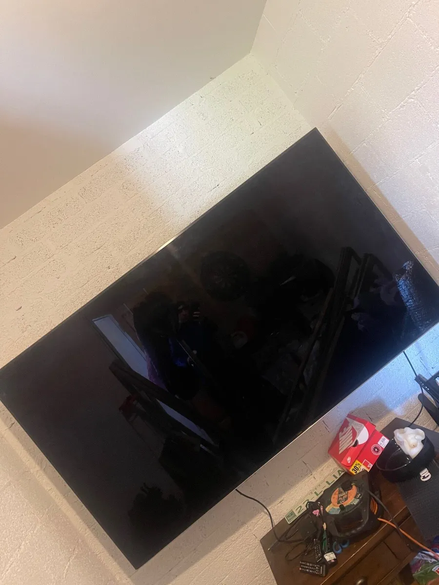 85 INCH SAMSUNG TV AND WALL MOUNT