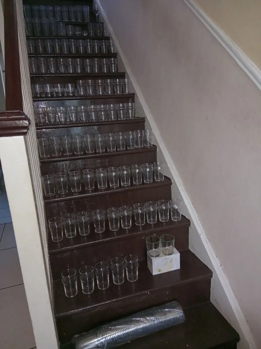 100 GLASSES & 50 NEW PLASTIC ROCKSHORE PINT GLASSE - Image 1
