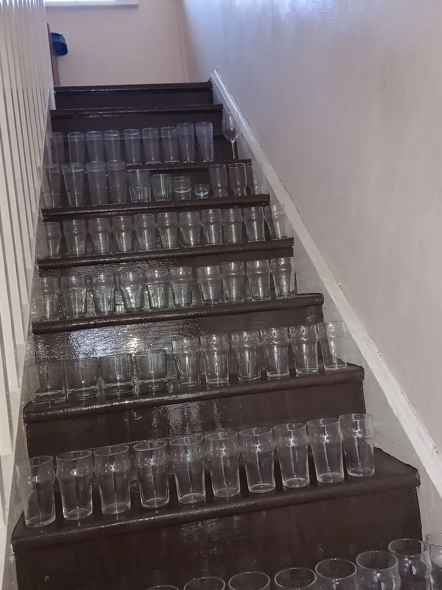 100 GLASSES & 50 NEW PLASTIC ROCKSHORE PINT GLASSE - Image 2
