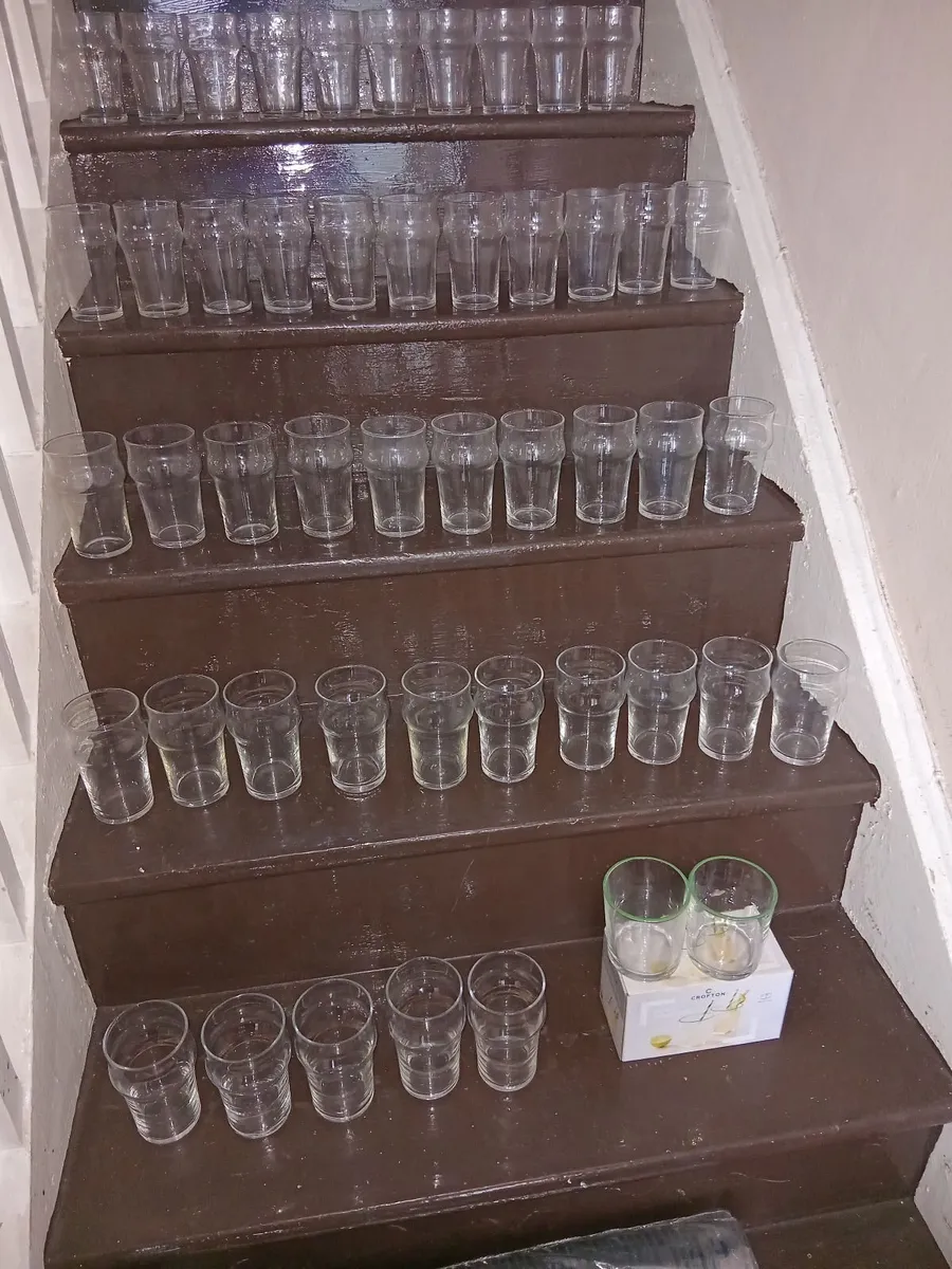 100 GLASSES & 50 NEW PLASTIC ROCKSHORE PINT GLASSE - Image 4