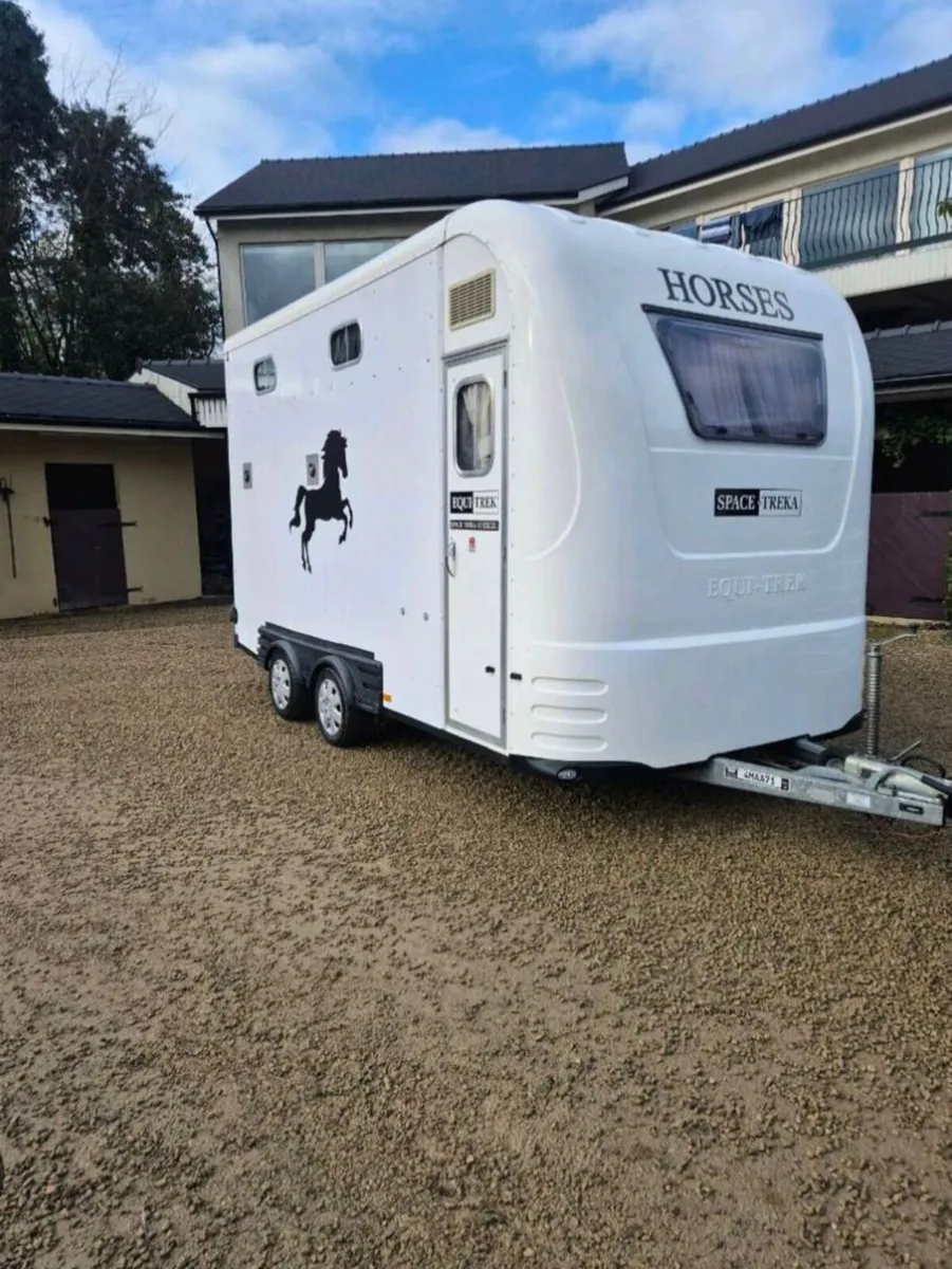 Equi-Trek Space-Treka III Horse Trailer - Image 2