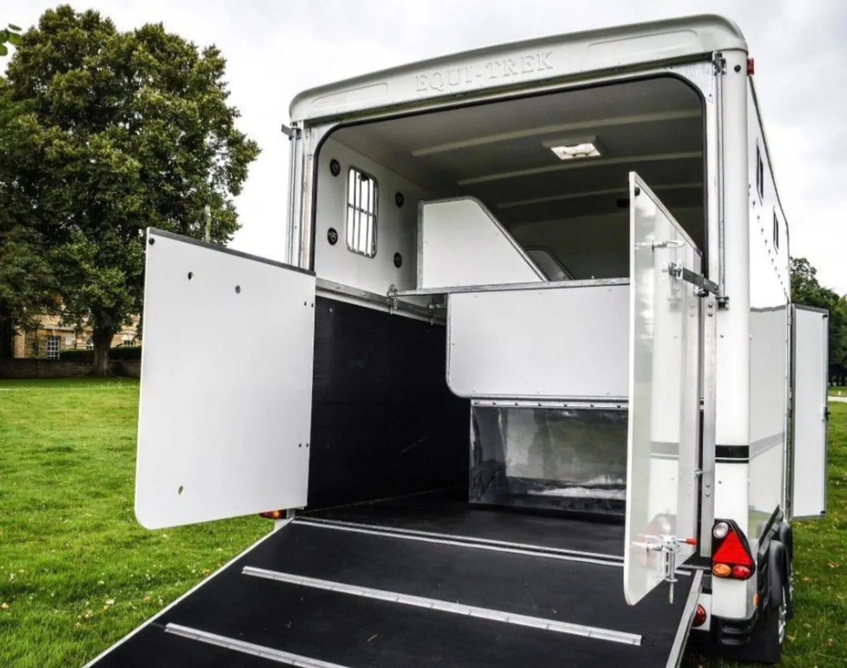 Equi-Trek Space-Treka III Horse Trailer - Image 3