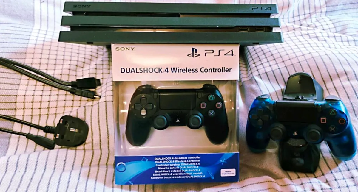 PS4 pro bundle -2 controllers, dock, excellent con - Image 1