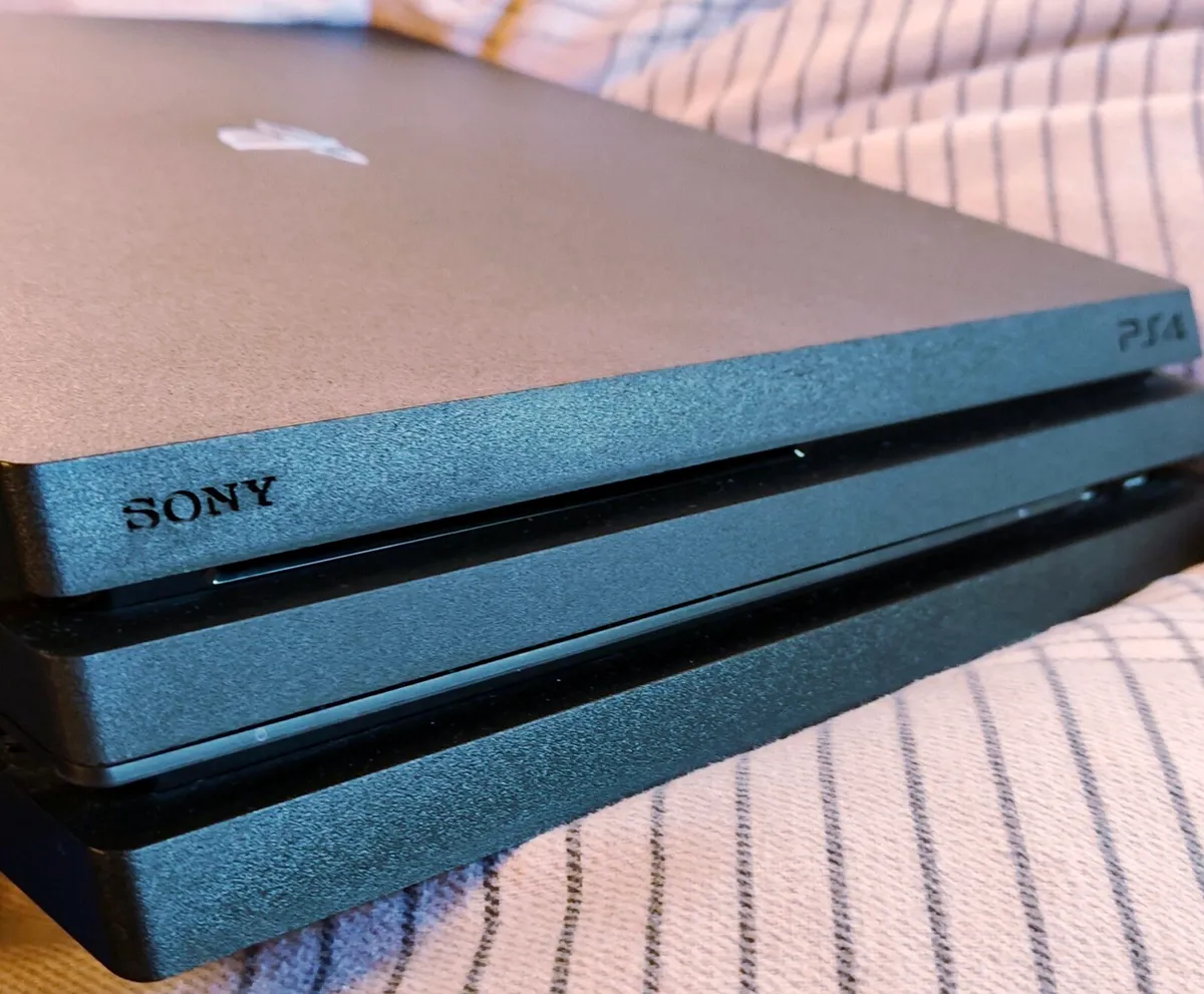 PS4 pro bundle -2 controllers, dock, excellent con - Image 2