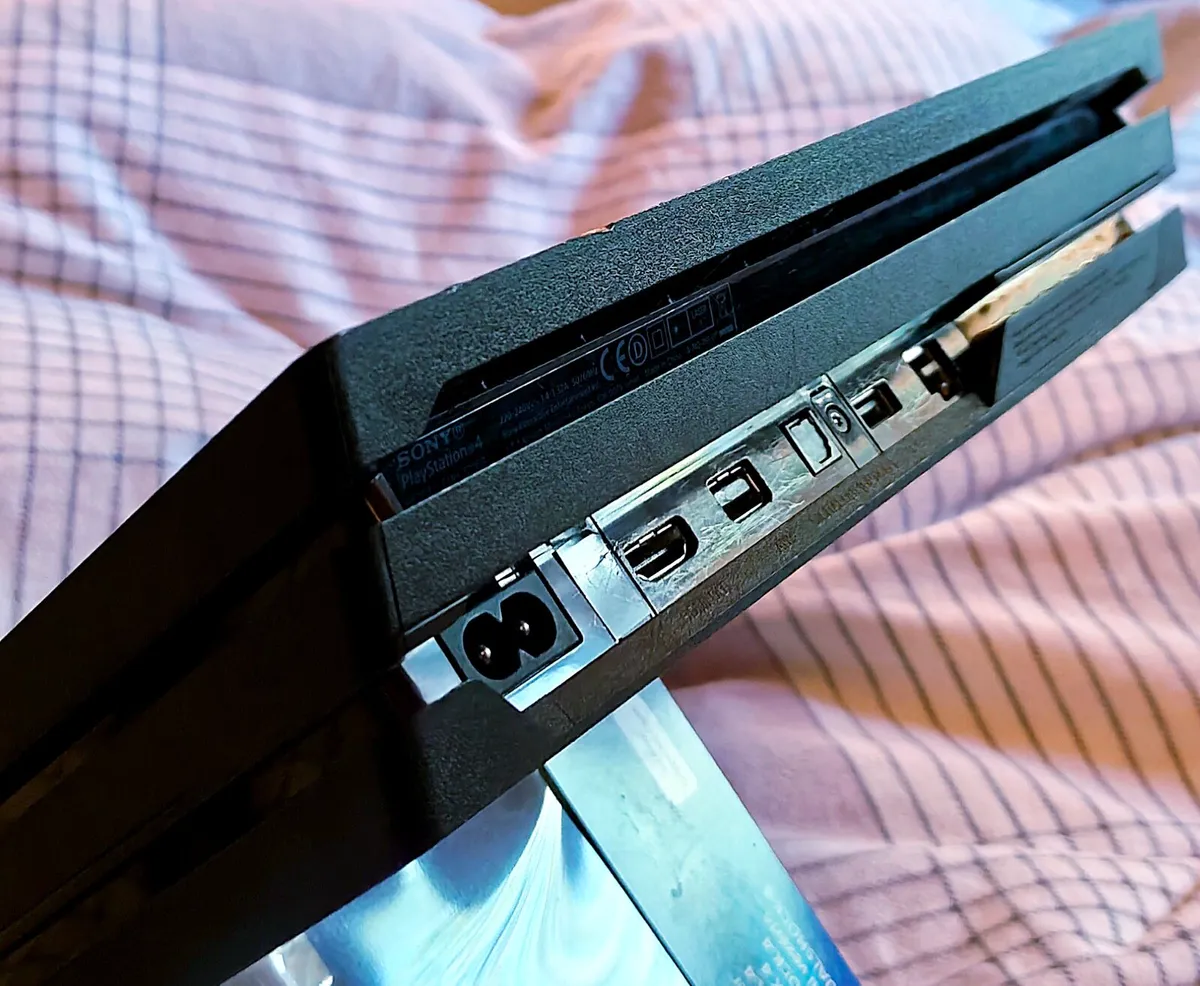 PS4 pro bundle -2 controllers, dock, excellent con - Image 3