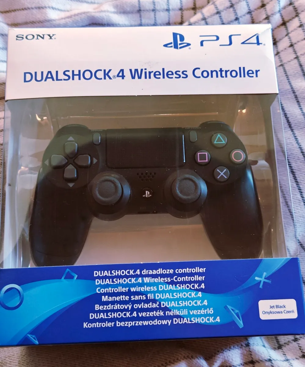 PS4 pro bundle -2 controllers, dock, excellent con - Image 4