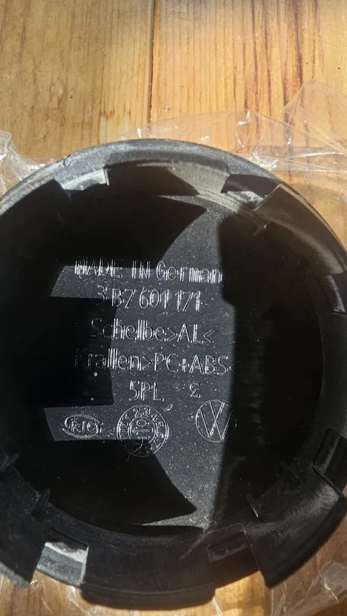 Volkswagen centre wheel caps - Image 2