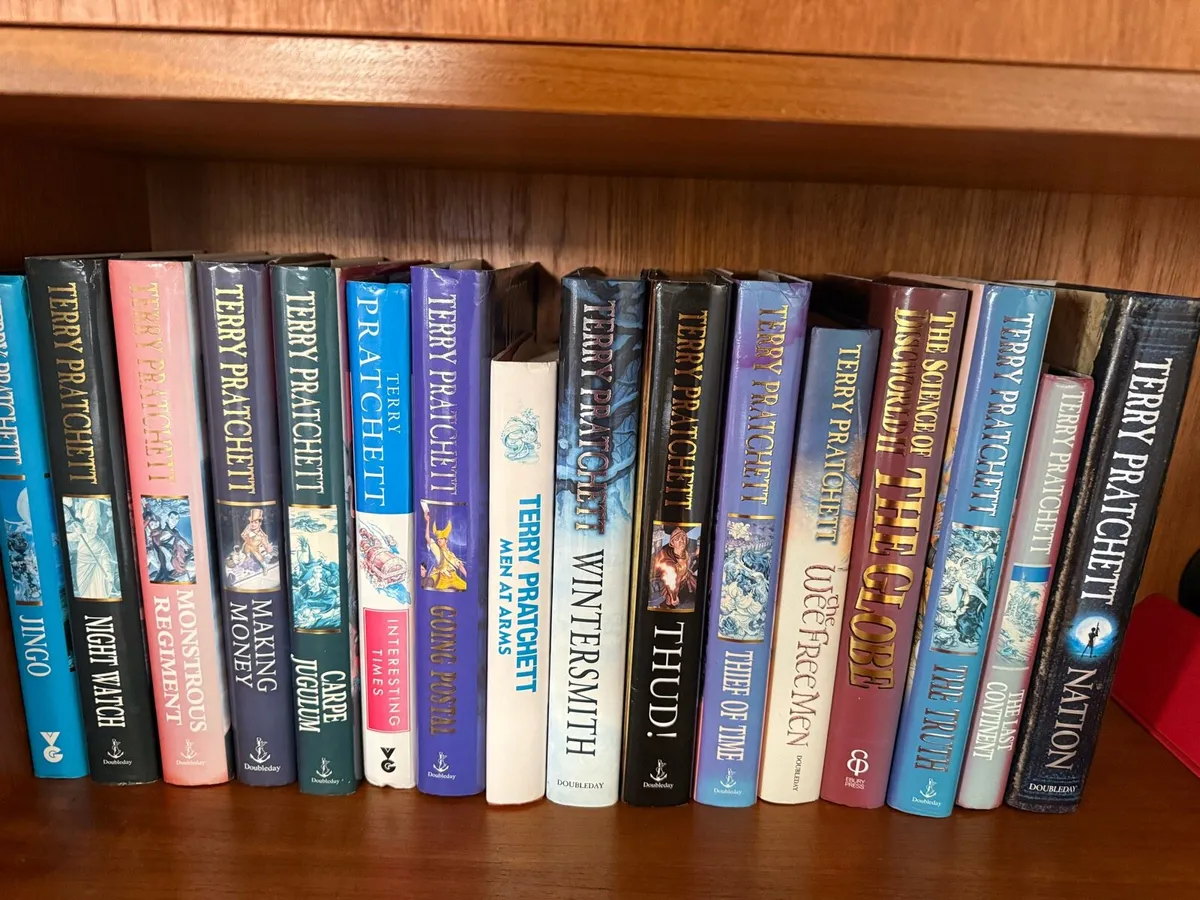 Collection of Terry Pratchett books - Image 1