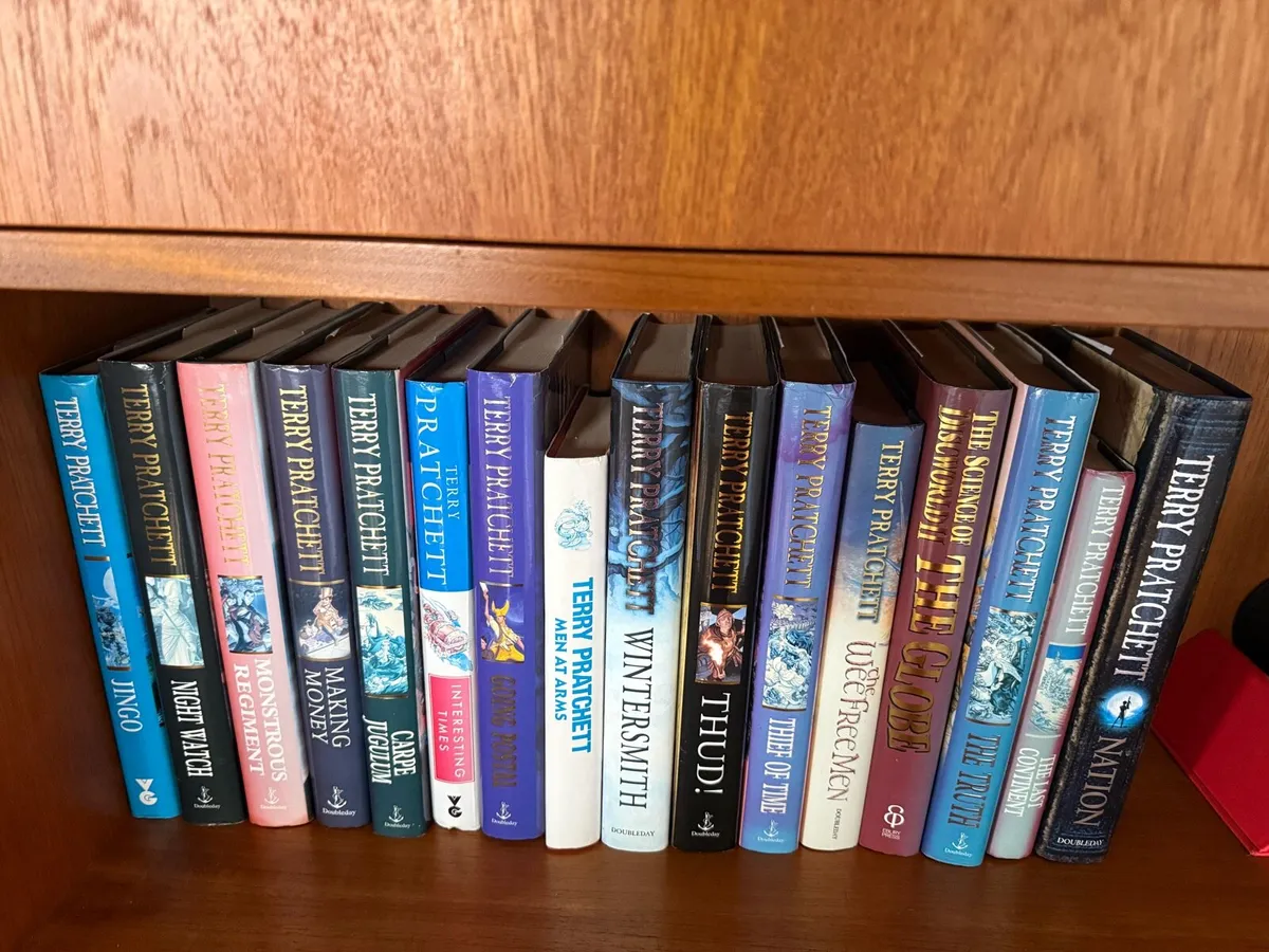 Collection of Terry Pratchett books - Image 2
