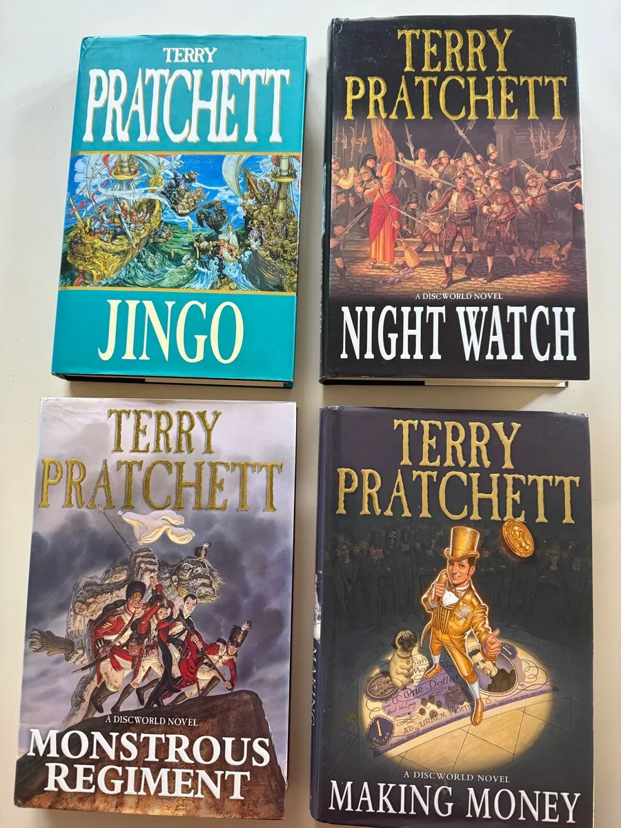 Collection of Terry Pratchett books - Image 3