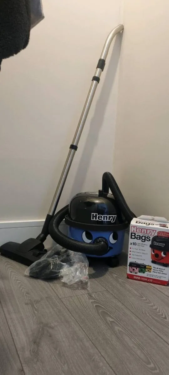 Vacuum Cleaner with bags and accessories-Henry