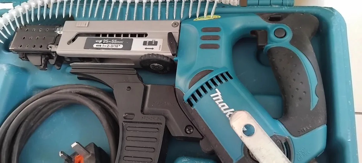 Makita 6843 Auto Feed 240v - Image 1