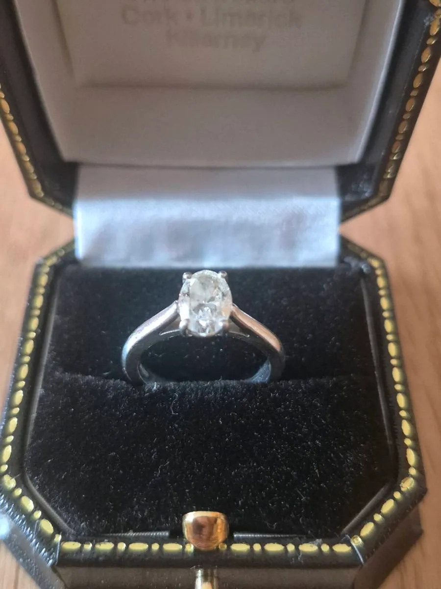 Diamond engagement ring - Image 1