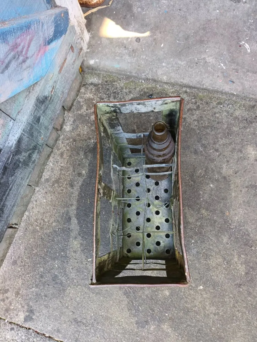 Essolube bottle and oil crate - Image 4