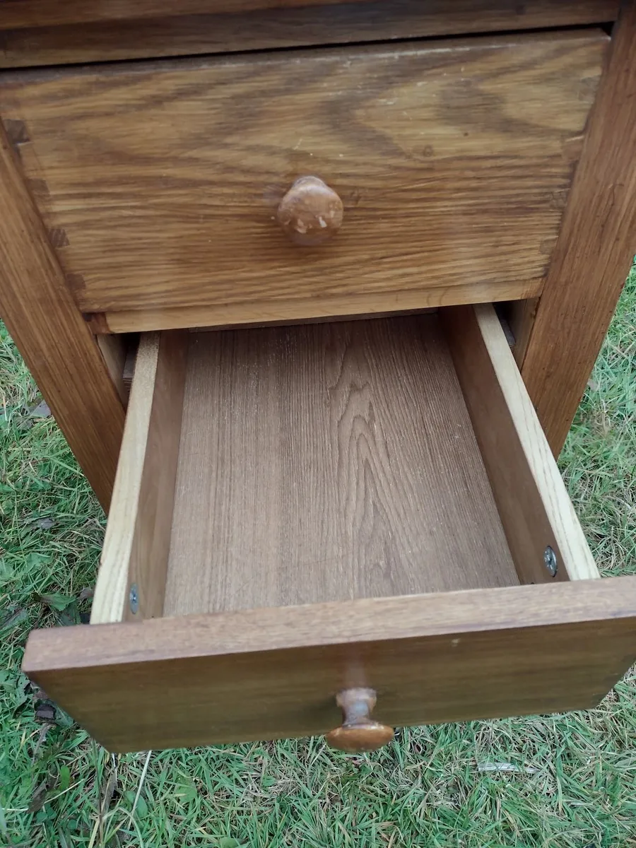 Vintage heavy Oak side table with 3 drawers - Image 2