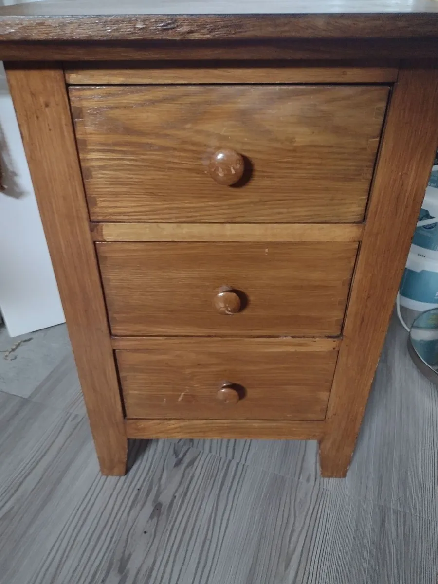 Vintage heavy Oak side table with 3 drawers - Image 4