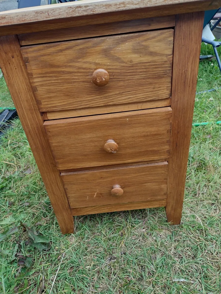Vintage heavy Oak side table with 3 drawers - Image 1