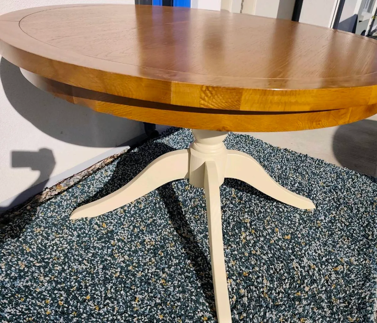 Ex Display 120cm Round Oak Dining table, Like New - Image 2