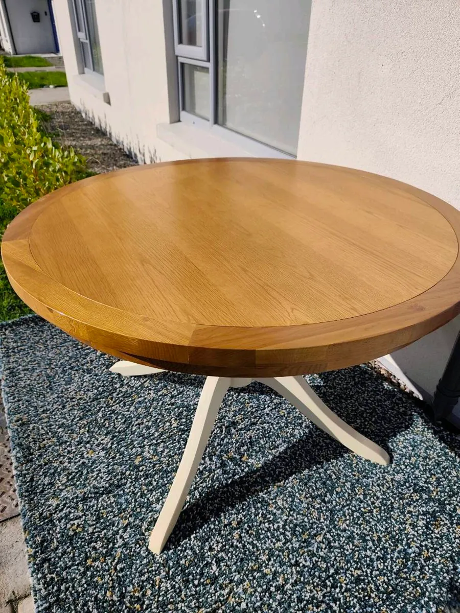Ex Display 120cm Round Oak Dining table, Like New - Image 1