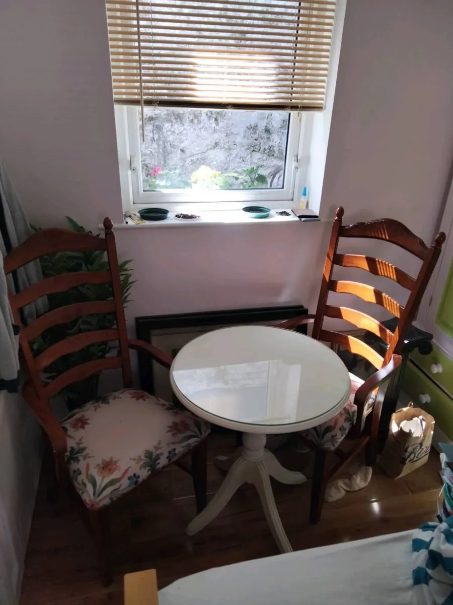 Table and Chairs - Image 4