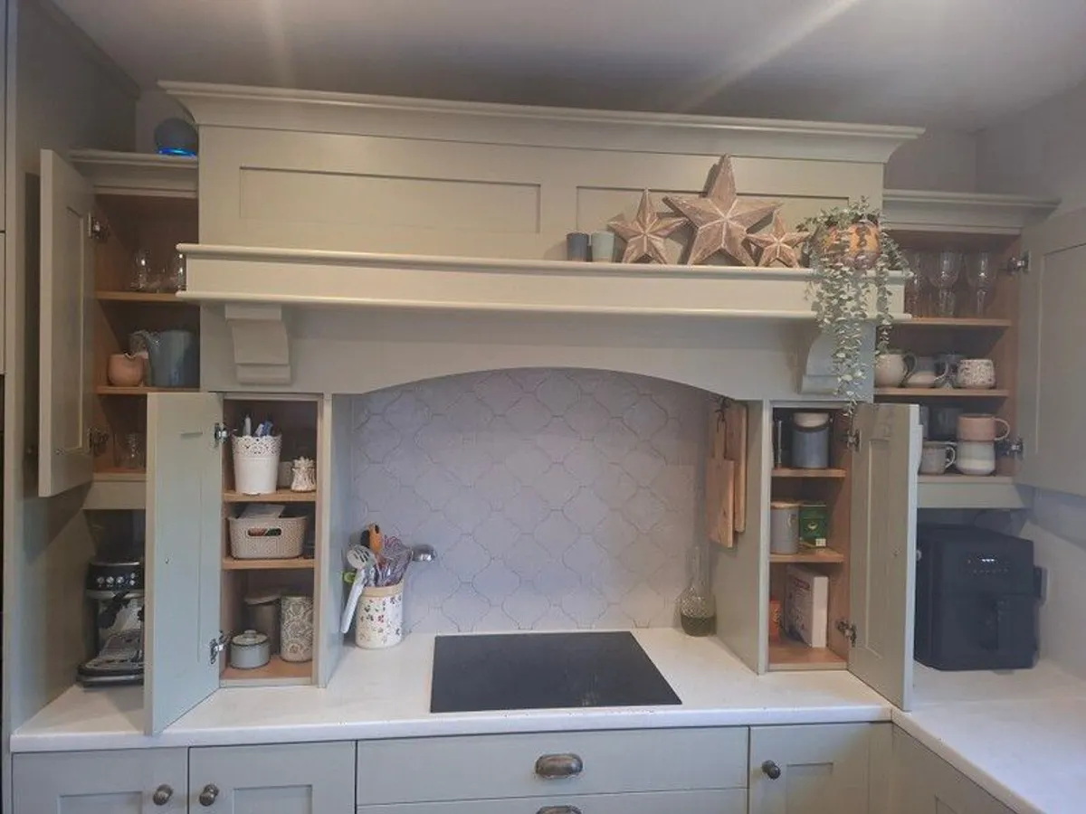 Kitchen cooker hood, mantel & presses - Image 3