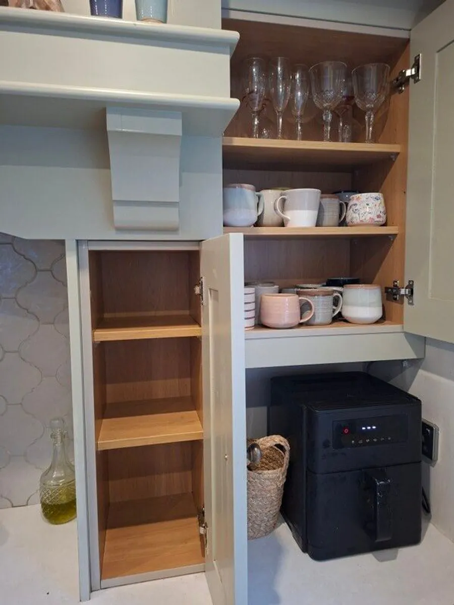 Kitchen cooker hood, mantel & presses - Image 4