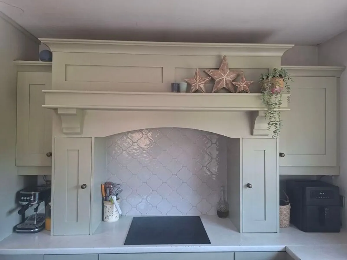 Kitchen cooker hood, mantel & presses - Image 1