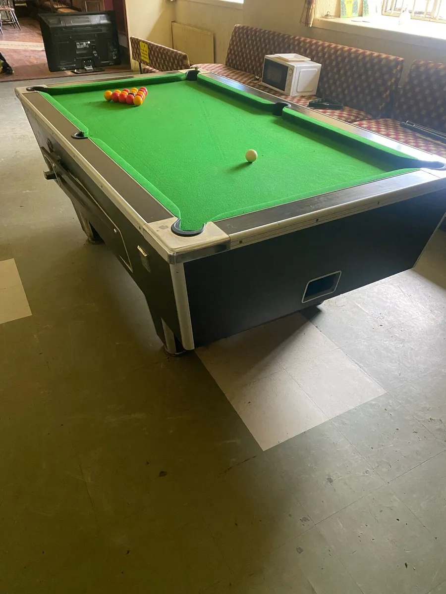 Pool table - Image 1