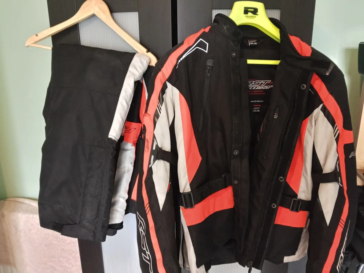 Motorcycle gear 2 sets with helmet - Image 1