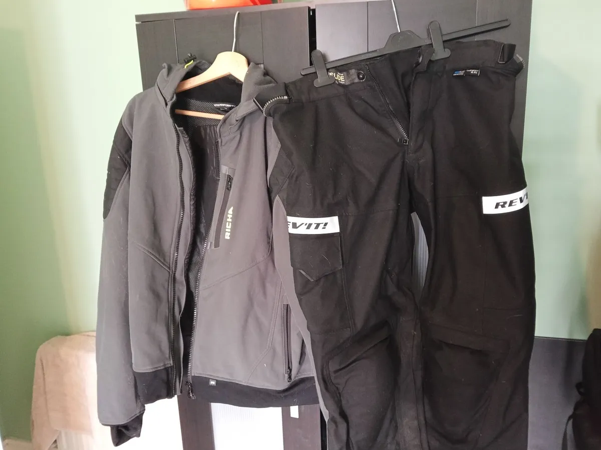 Motorcycle gear 2 sets with helmet - Image 3