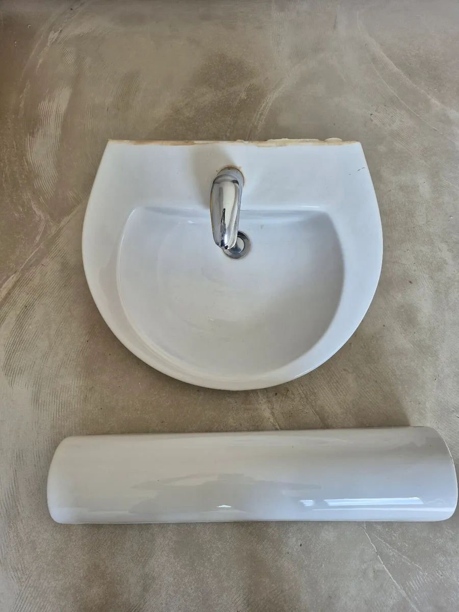 Sink, pedestal and tap - Image 2