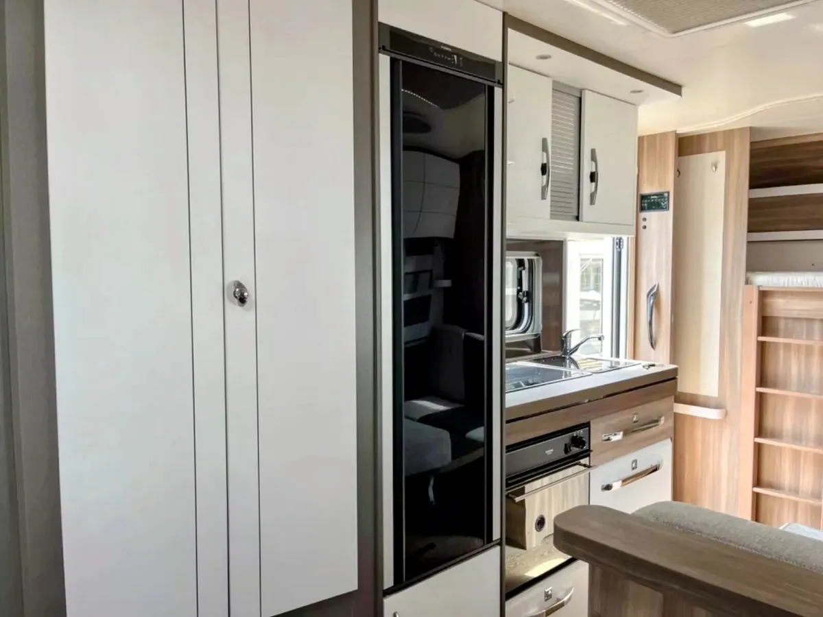 2023 Hobby 6 berth caravan, like new. - Image 3