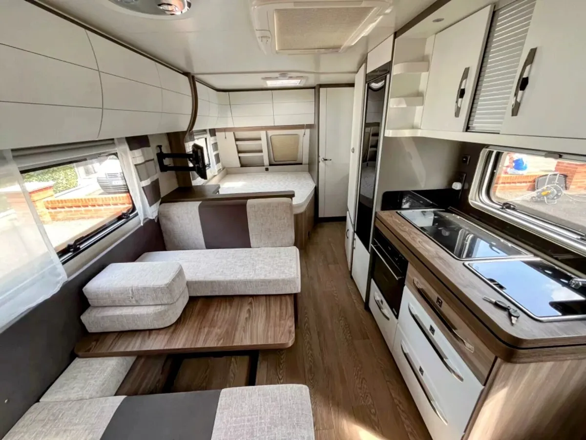 2023 Hobby 6 berth caravan, like new. - Image 4