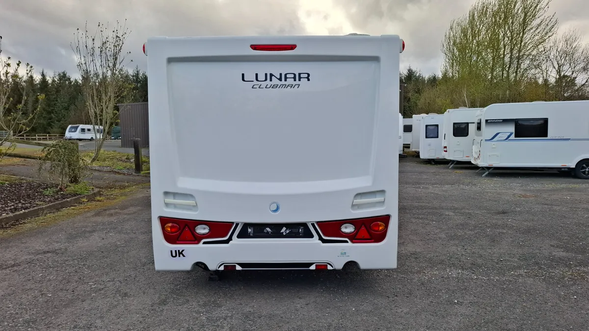 Lunar Clubman SR Island Bed Caravan - Image 4