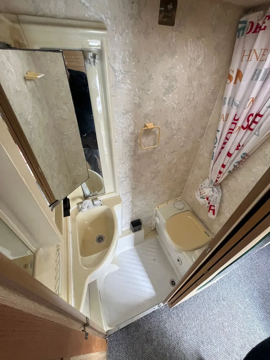 5 berth caravan - Image 4