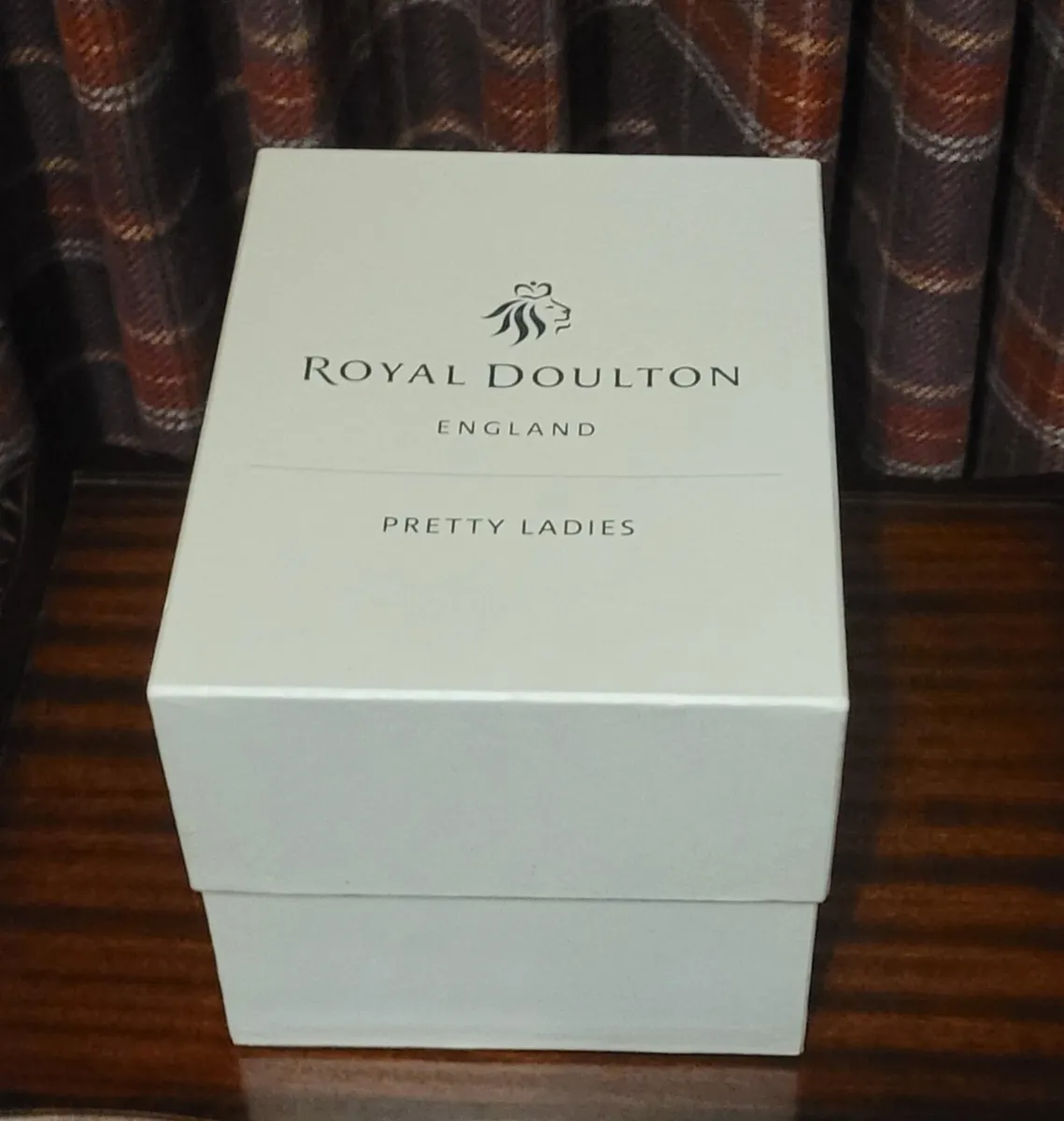 Pretty Ladies Royal doulton doll - Image 3