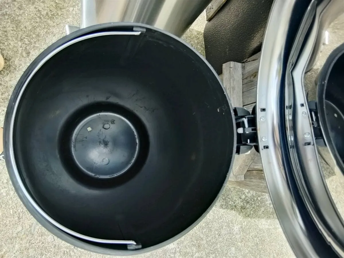 Two kitchen bins - Image 4