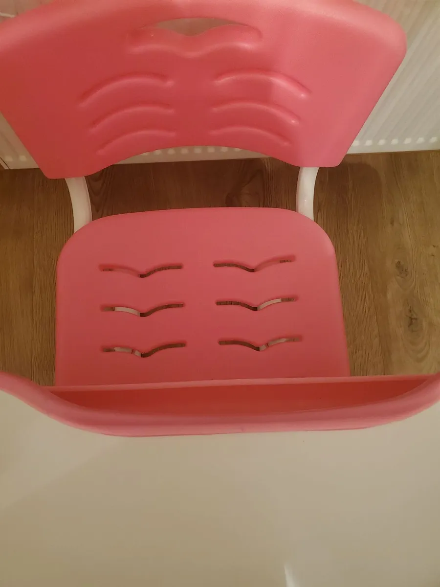 Girls pink desk as new - Image 3