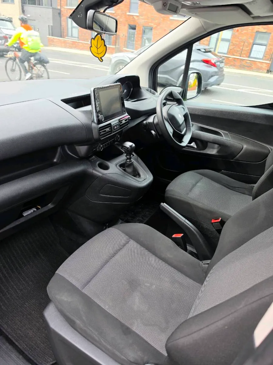 Taxi for rent - Image 3