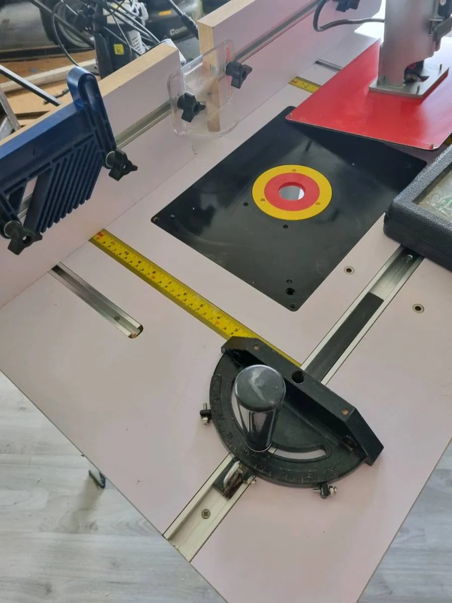 Router Table, Erbaur 1/4 inch router with cutters - Image 2